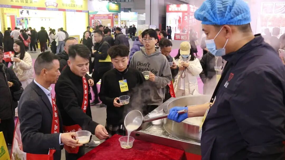 单养千秋展会让观众品尝羊肉汤